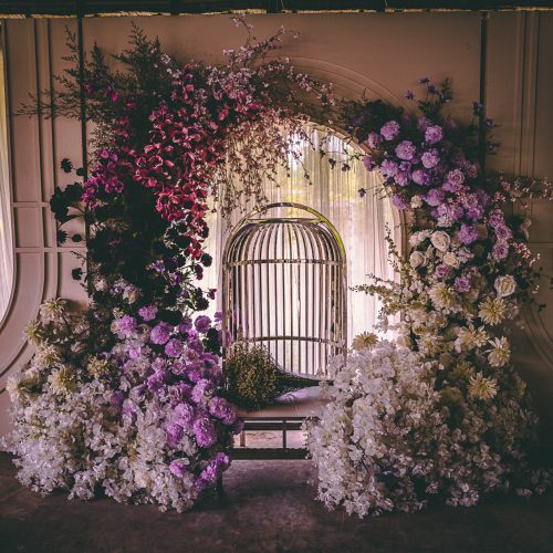 bouquet-elegant-roses-candles-plates-restaurant