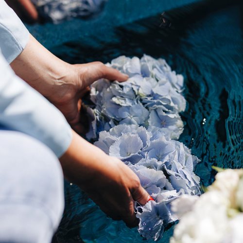 wedding-decoration-ceremony-chandelier-arch-flowers